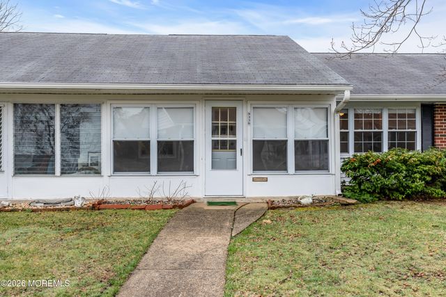 933B Thornhill Court, Lakewood, NJ 08701