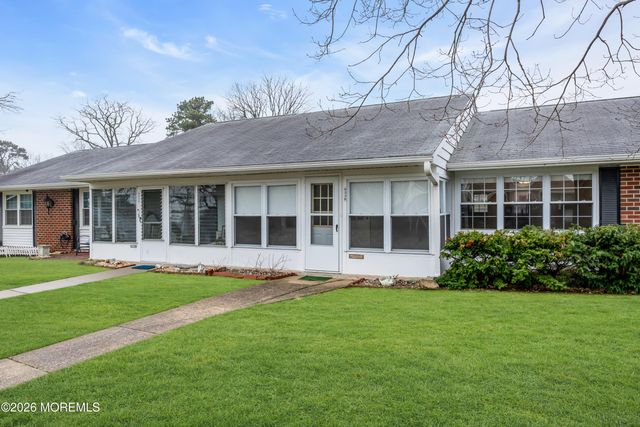 933B Thornhill Court, Lakewood, NJ 08701