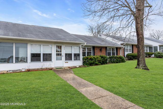 933B Thornhill Court, Lakewood, NJ 08701