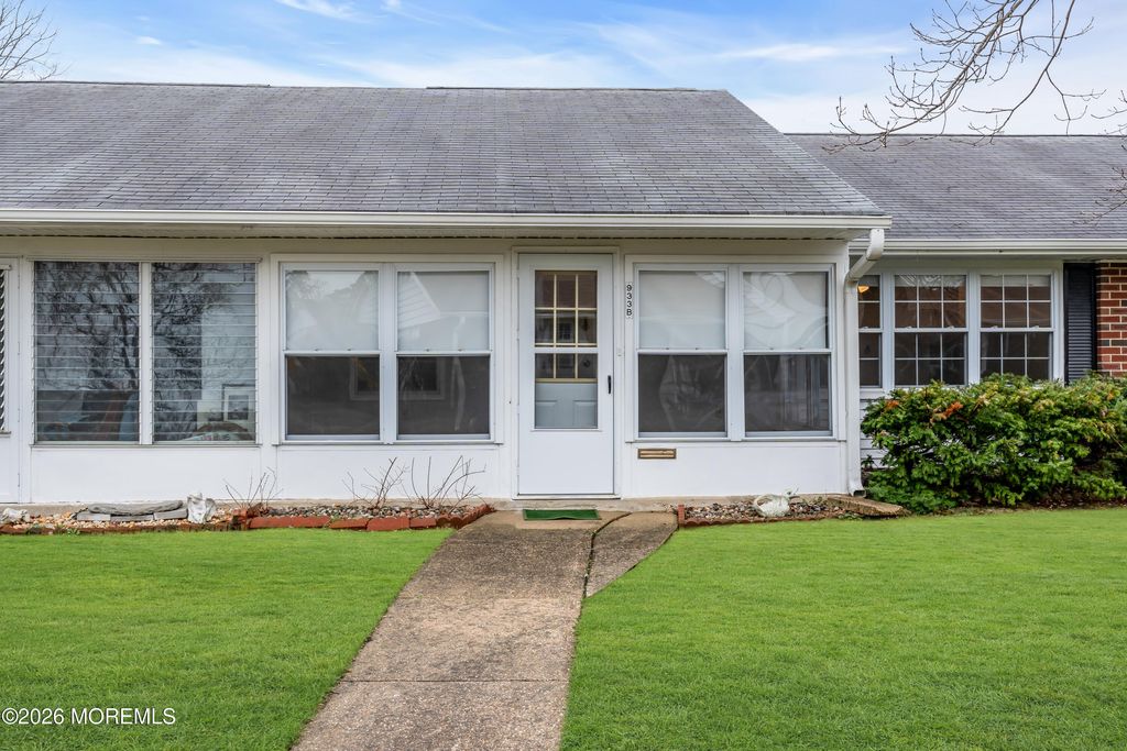 933B Thornhill Court, Lakewood, NJ 08701
