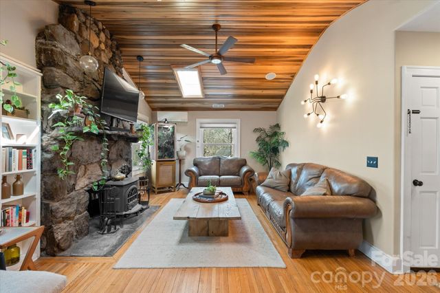 61 Hibriten Drive, Asheville, NC 28801