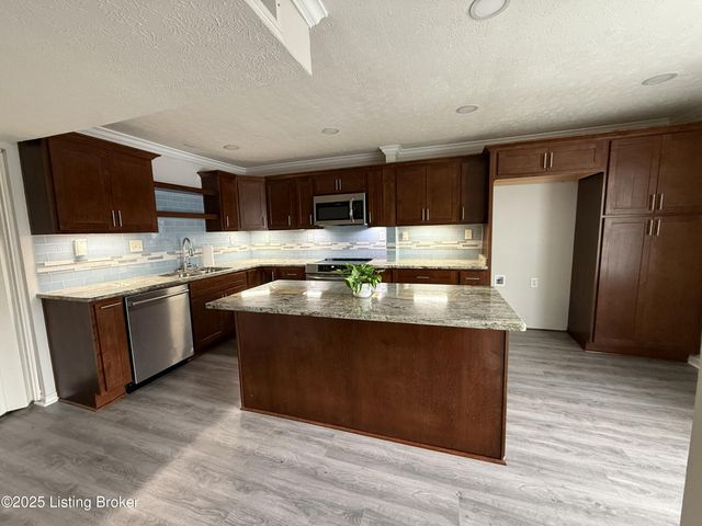 53 Lakeshore Dr, Clarksville, IN 47129