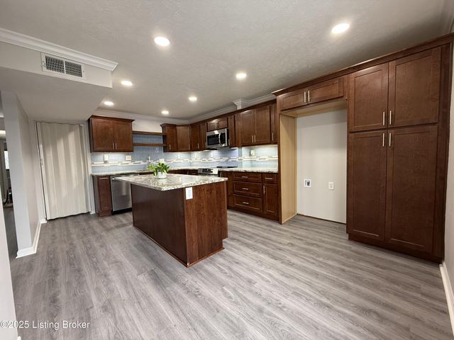 53 Lakeshore Dr, Clarksville, IN 47129