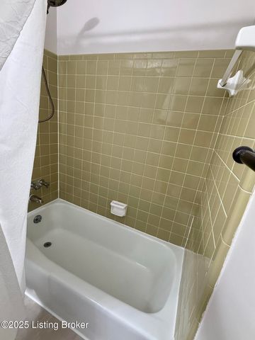 53 Lakeshore Dr, Clarksville, IN 47129