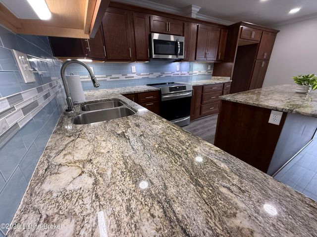 53 Lakeshore Dr, Clarksville, IN 47129