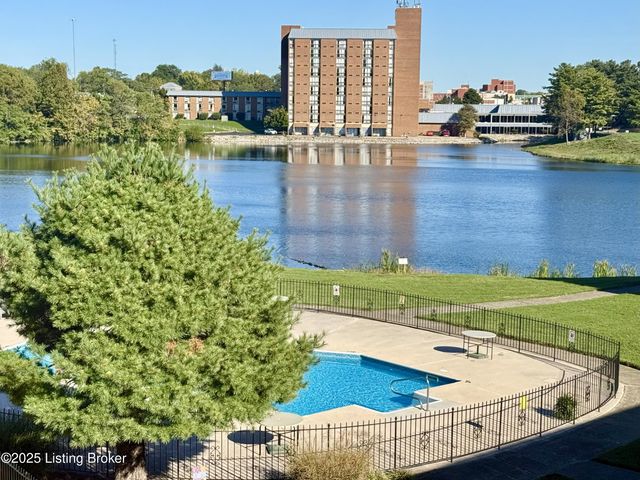 53 Lakeshore Dr, Clarksville, IN 47129