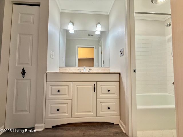 53 Lakeshore Dr, Clarksville, IN 47129