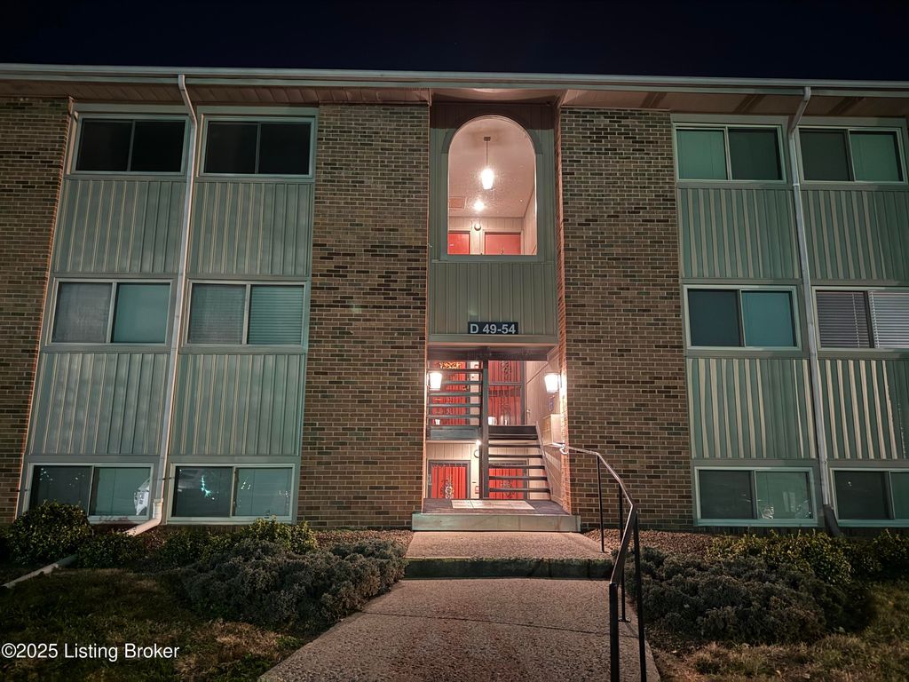 53 Lakeshore Dr, Clarksville, IN 47129