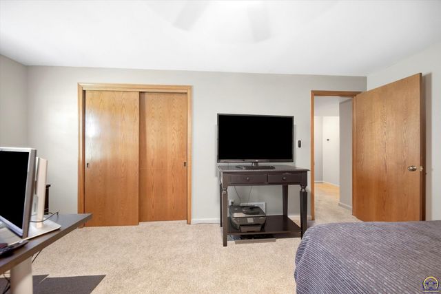 3336 SE Meadowview DR, Topeka, KS 66605