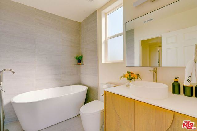 712 N. Chestnut Avenue, Los Angeles, CA 90042