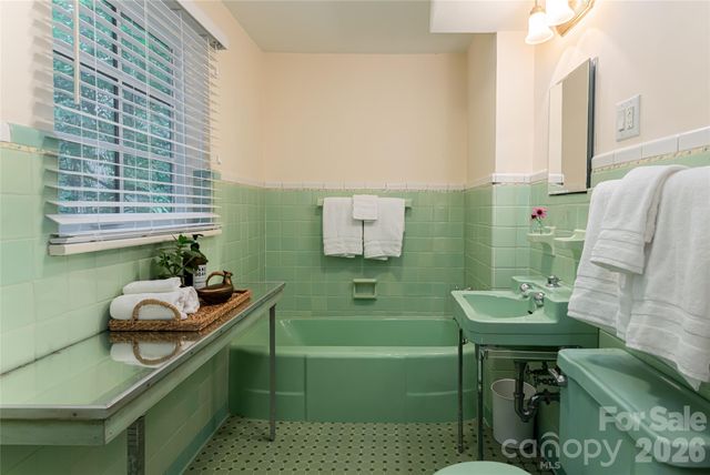 711 Shawnee Trail, Asheville, NC 28805