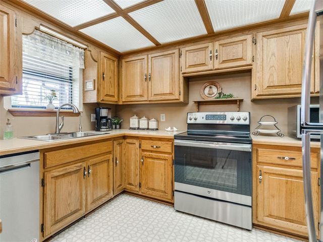 12200 Royal Coach Drive, Yukon, OK 73099