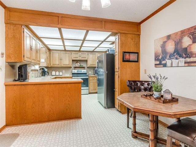 12200 Royal Coach Drive, Yukon, OK 73099