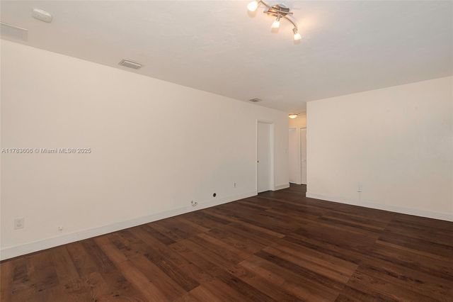 534 W 16th St, Hialeah, FL 33010