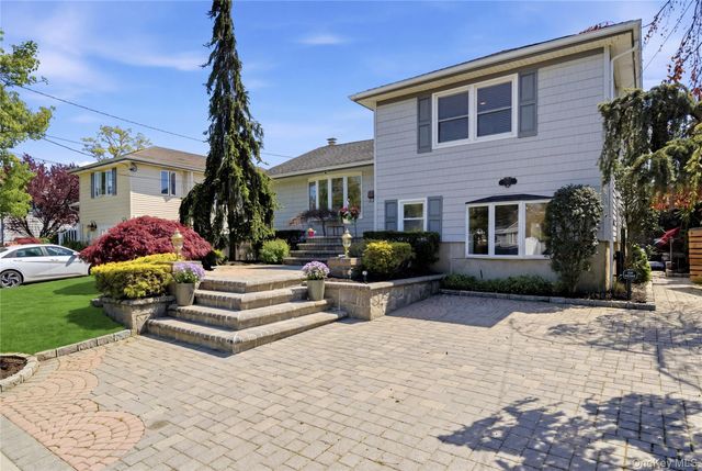 204 Violet Street, Massapequa Park, NY 11762