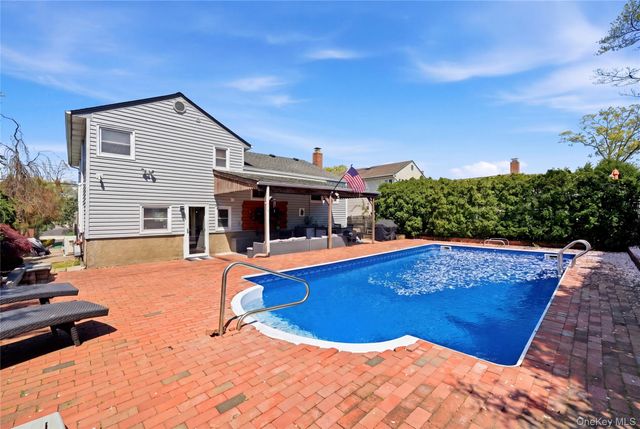 204 Violet Street, Massapequa Park, NY 11762