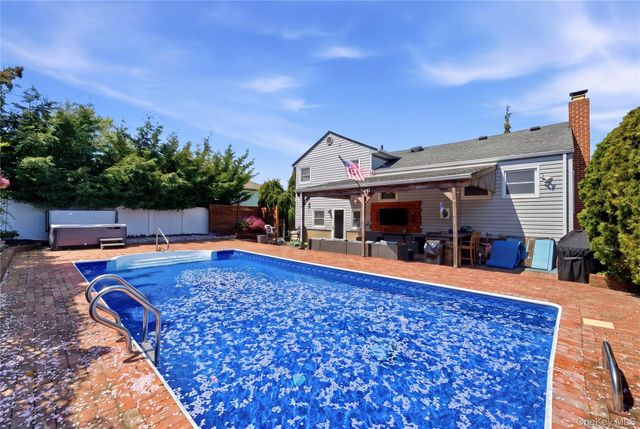 204 Violet Street, Massapequa Park, NY 11762