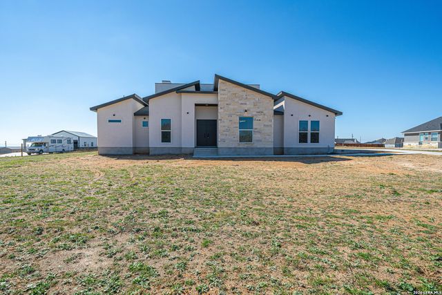 999 County Road 319, La Vernia, TX 78121