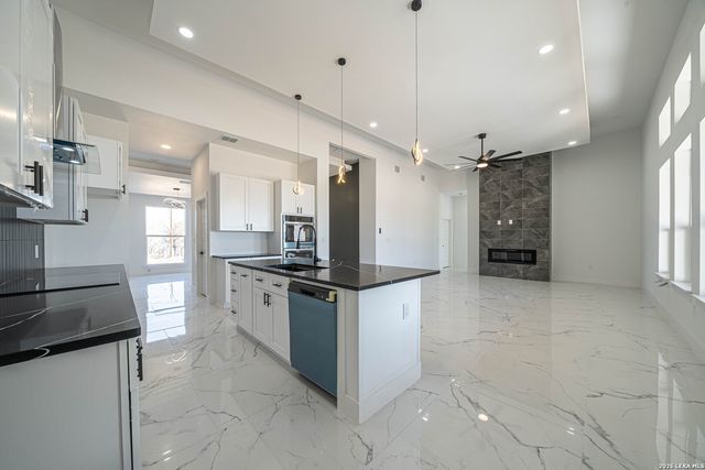 999 County Road 319, La Vernia, TX 78121