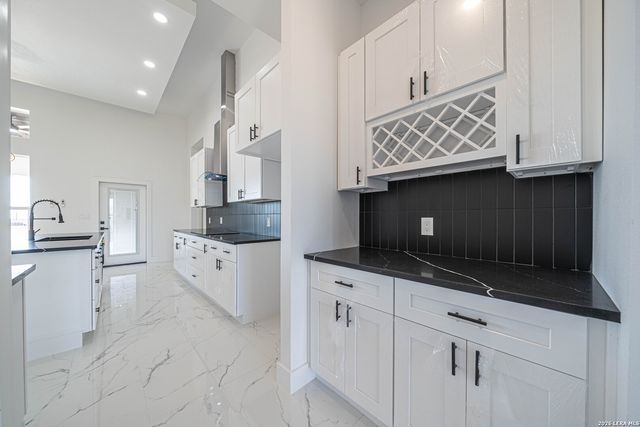 999 County Road 319, La Vernia, TX 78121