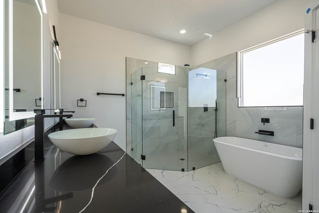 999 County Road 319, La Vernia, TX 78121