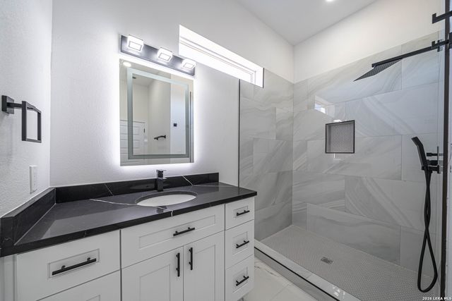 999 County Road 319, La Vernia, TX 78121