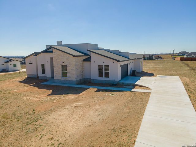 999 County Road 319, La Vernia, TX 78121