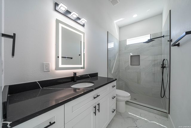 999 County Road 319, La Vernia, TX 78121