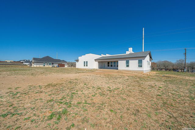 999 County Road 319, La Vernia, TX 78121