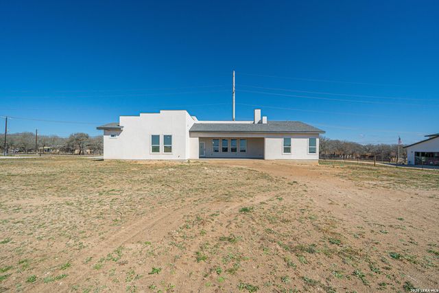 999 County Road 319, La Vernia, TX 78121