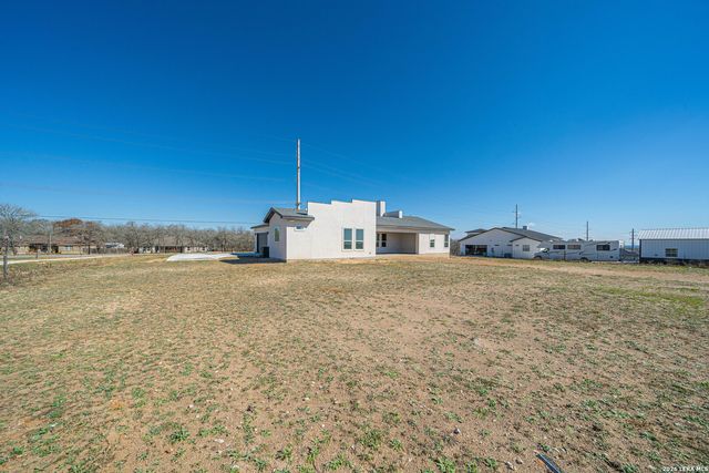 999 County Road 319, La Vernia, TX 78121