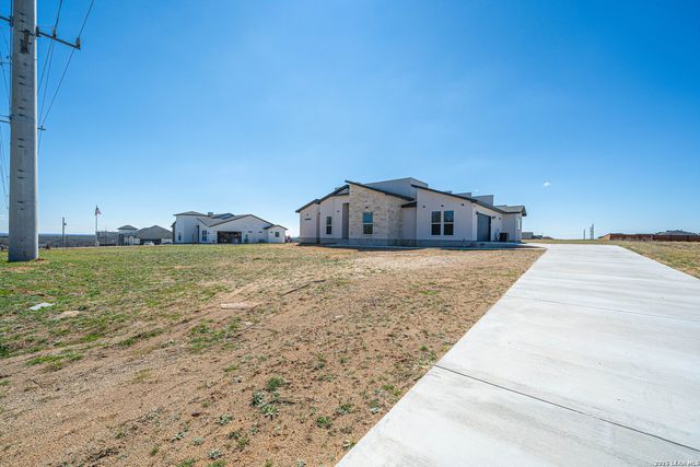 999 County Road 319, La Vernia, TX 78121