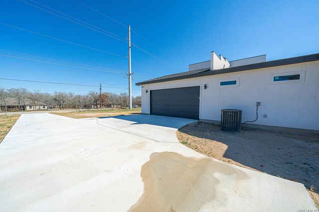 999 County Road 319, La Vernia, TX 78121