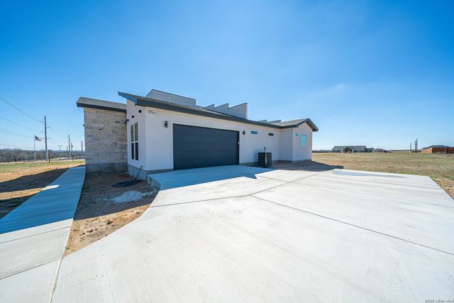 999 County Road 319, La Vernia, TX 78121