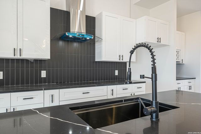 999 County Road 319, La Vernia, TX 78121