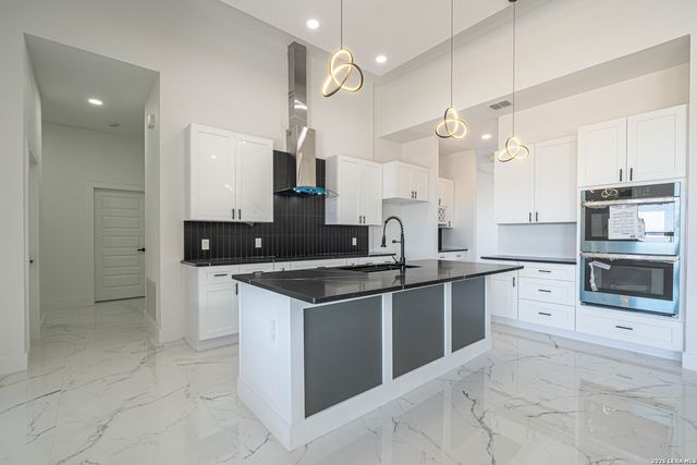 999 County Road 319, La Vernia, TX 78121