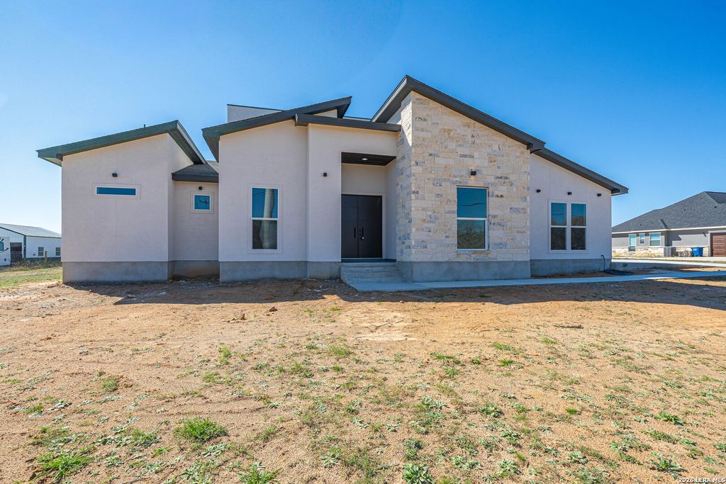 999 County Road 319, La Vernia, TX 78121