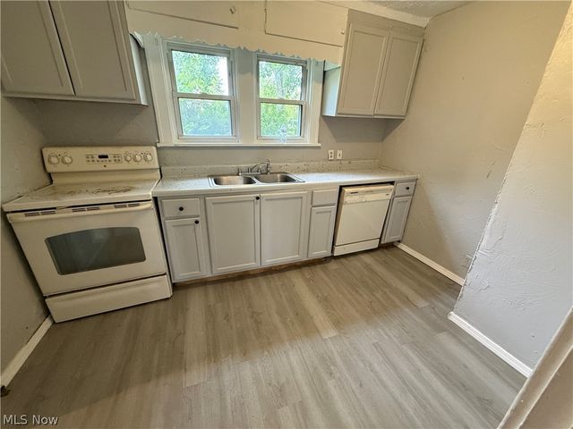 1366 Superior Avenue, Akron, OH 44307