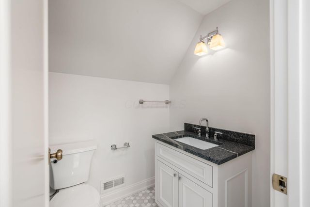 2252 Club Road, Upper Arlington, OH 43221