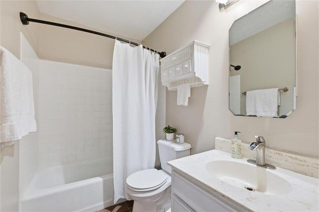 1032 NW 70TH Court, Kansas City, MO 64118