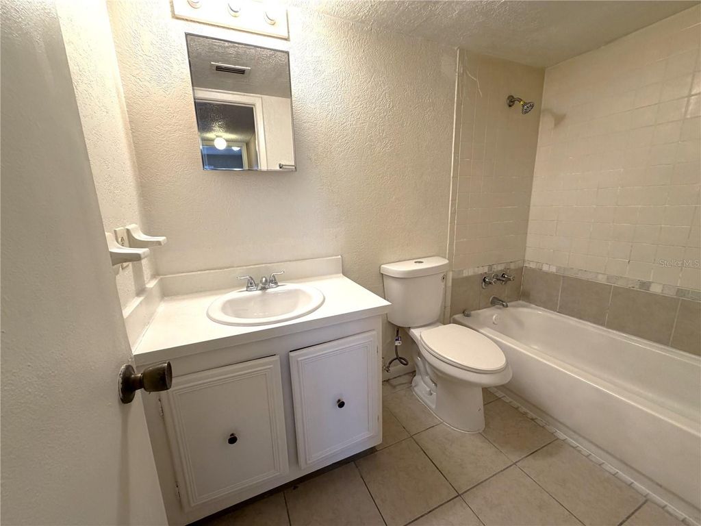 Image 13 of property listing at 2785 L B MCLEOD ROAD 2785D, Orlando, FL 32805