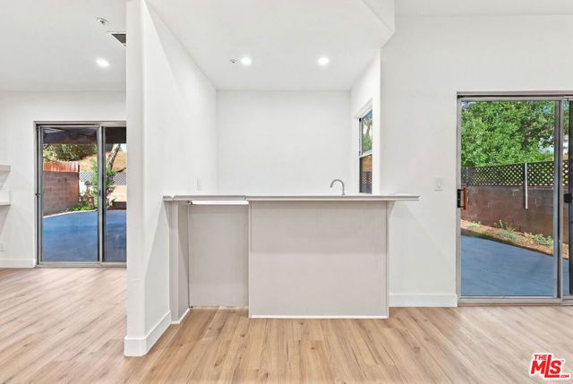 9400 Aqueduct Avenue, Los Angeles, CA 91343