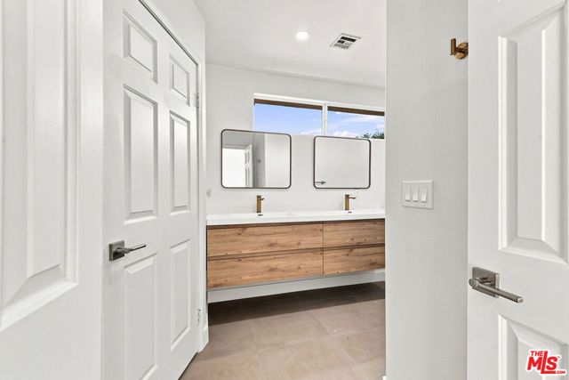 9400 Aqueduct Avenue, Los Angeles, CA 91343