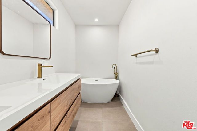9400 Aqueduct Avenue, Los Angeles, CA 91343