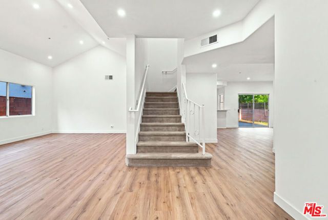 9400 Aqueduct Avenue, Los Angeles, CA 91343