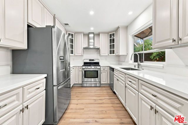 9400 Aqueduct Avenue, Los Angeles, CA 91343