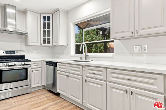 9400 Aqueduct Avenue, Los Angeles, CA 91343