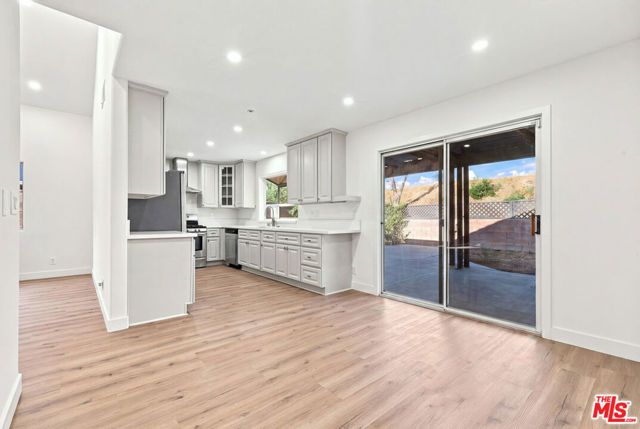 9400 Aqueduct Avenue, Los Angeles, CA 91343