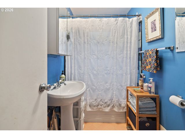 1523 Ne DEKUM St, Portland, OR 97211