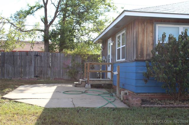 810 E 9th Street, Claremore, OK 74017